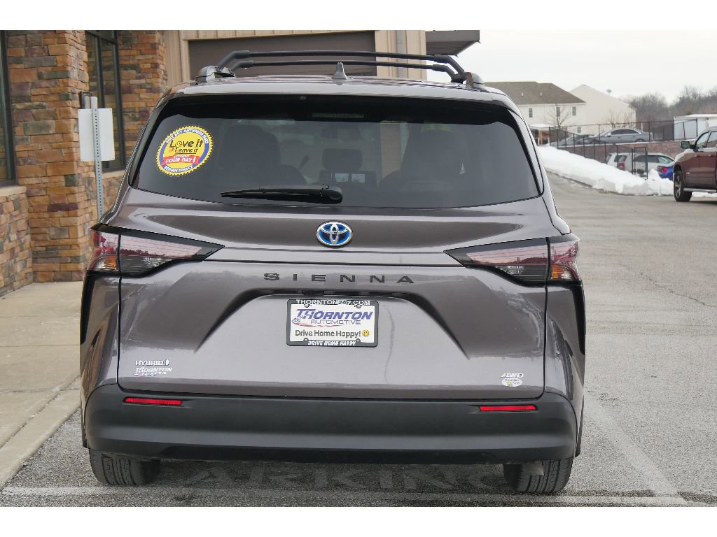 Used 2023 Toyota Sienna LE image 4