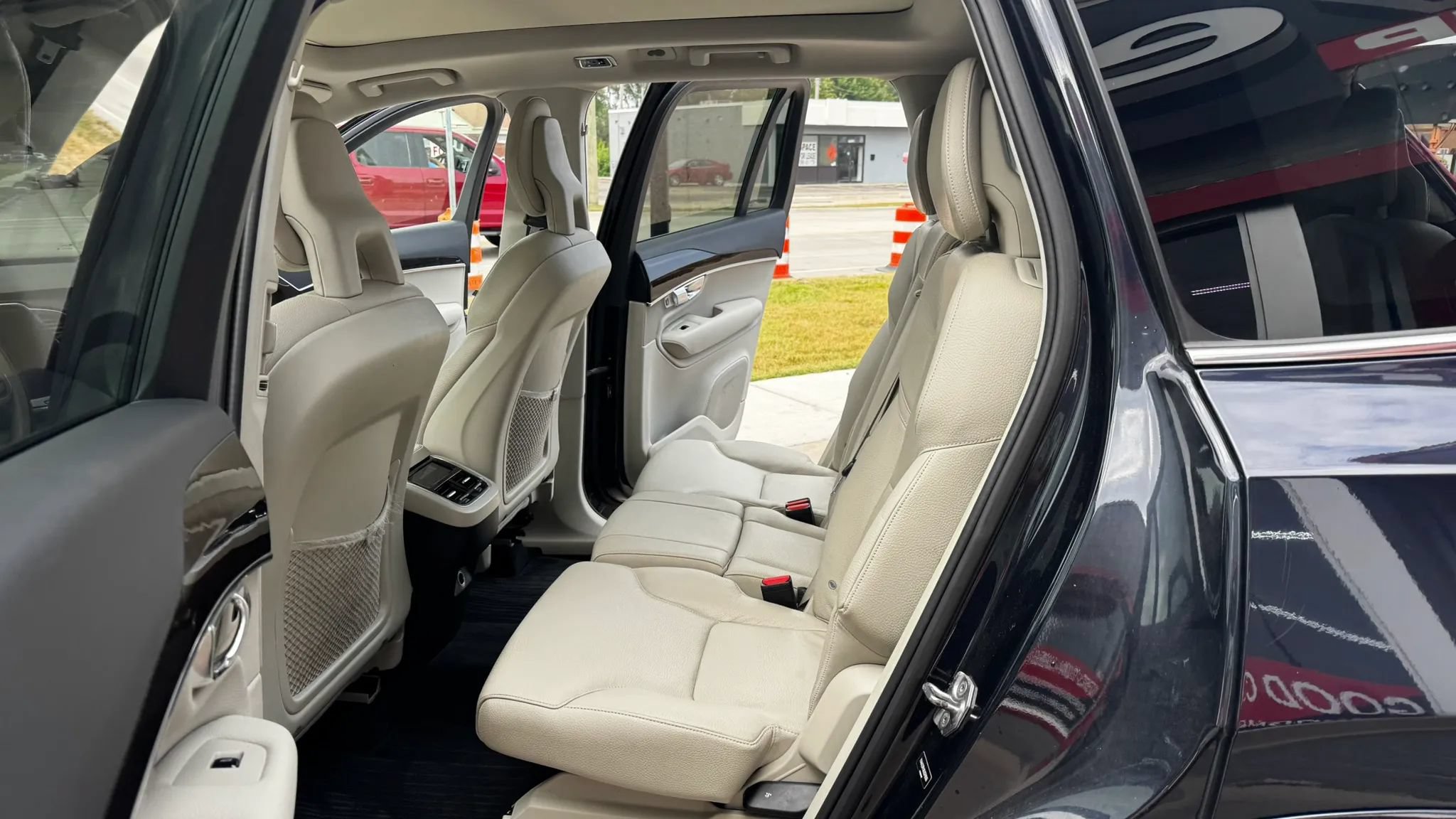 Used 2016 Volvo XC90 T6 Momentum w/ Momentum Plus Package AWD/4WD image 18