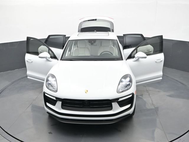 Certified 2025 Porsche Macan image 32