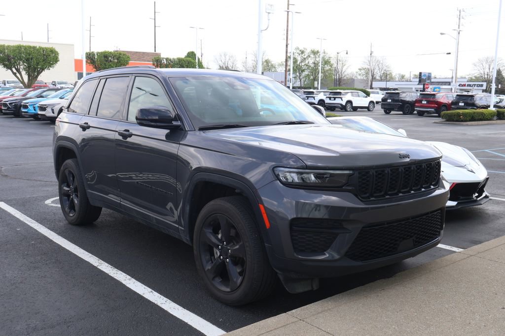 Used 2023 Jeep Grand Cherokee Altitude image 3