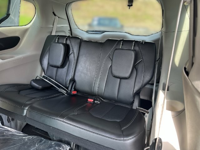 Used 2024 Chrysler Pacifica Touring-L FWD image 23