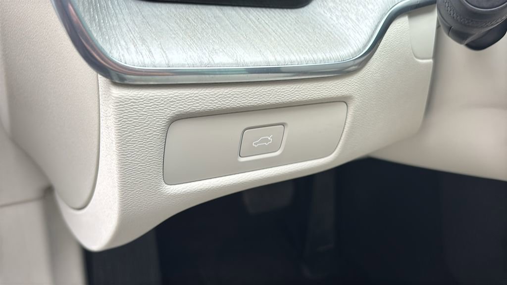 Certified 2025 Volvo XC60 B5 Ultra w/ Protection Package Premier image 14
