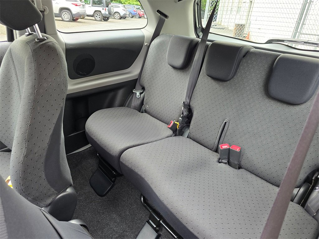 Used 2011 Toyota Yaris Base image 9