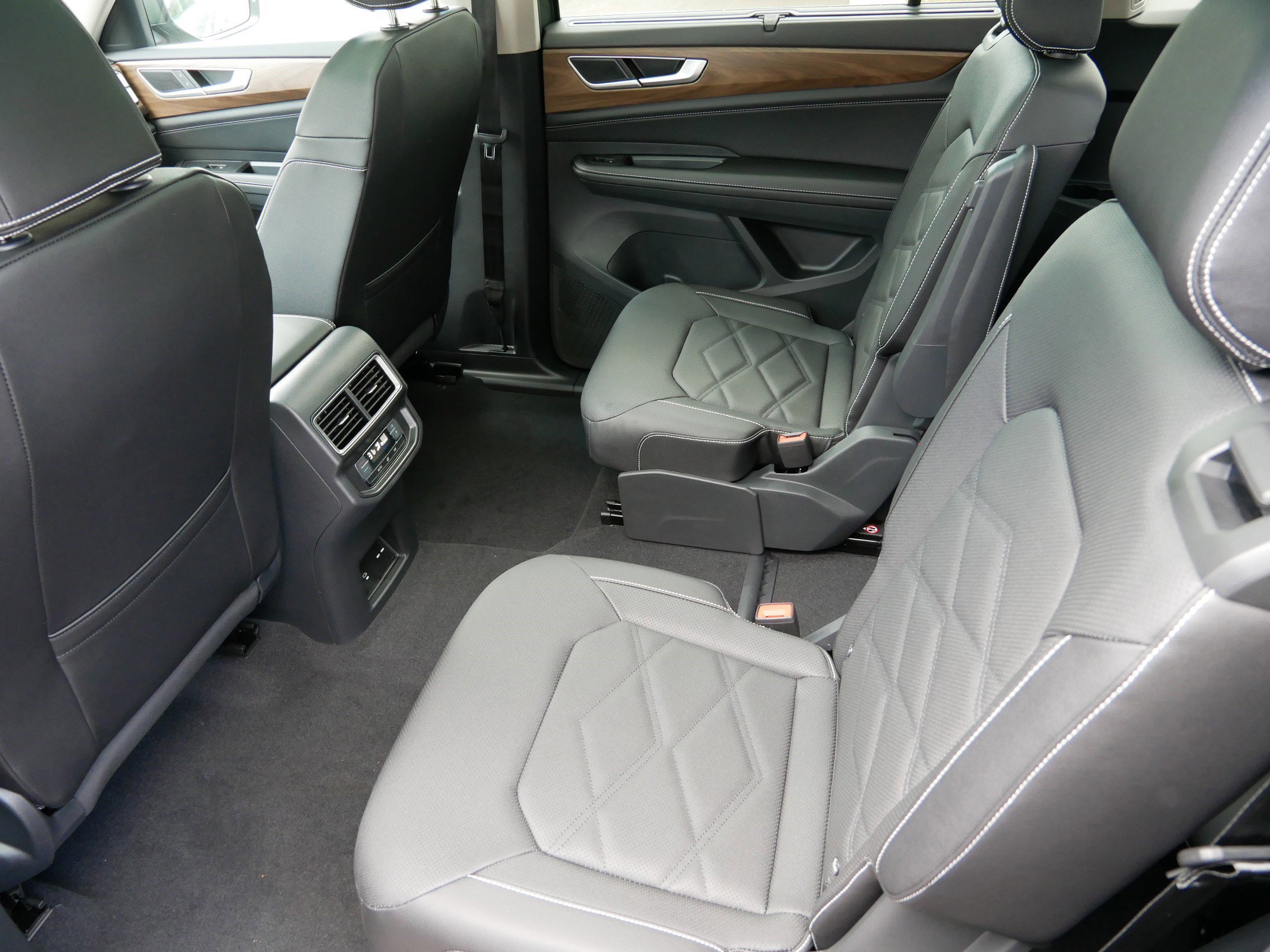 New 2026 Volkswagen Atlas SE image 8