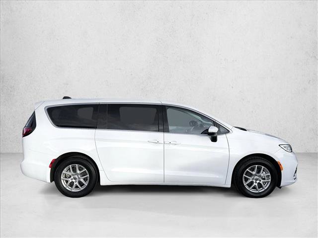 Used 2023 Chrysler Pacifica Touring-L image 4