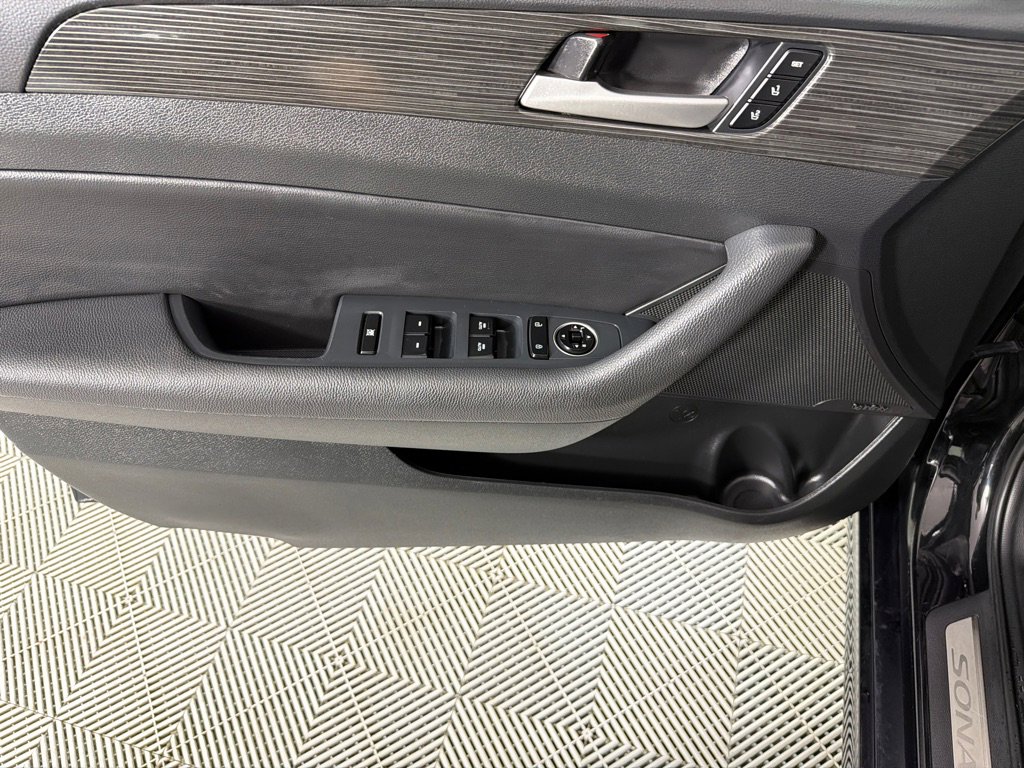 Used 2018 Hyundai Sonata Limited w/ Limited Ultimate Package 03 FWD image 9