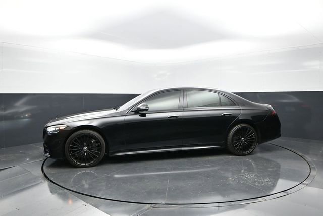 Used 2022 Mercedes-Benz S 580 4MATIC Sedan w/ AMG Line Package image 3