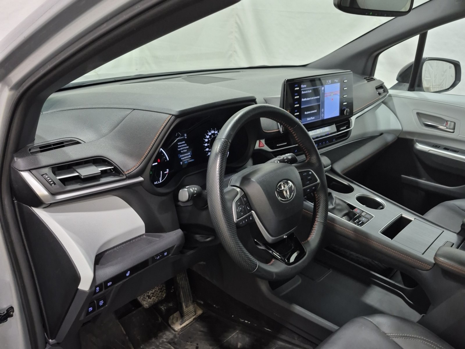Used 2023 Toyota Sienna XSE AWD/4WD image 10