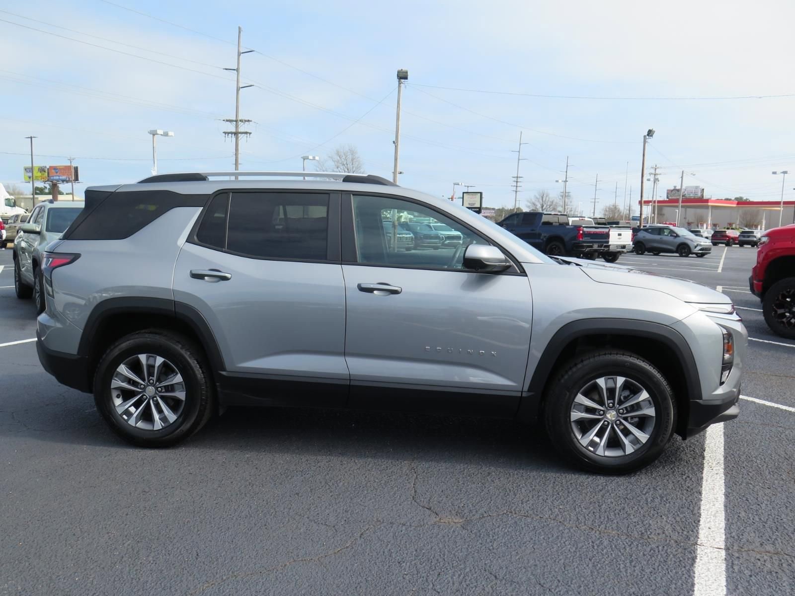 Used 2025 Chevrolet Equinox LT w/ Convenience Package II image 2