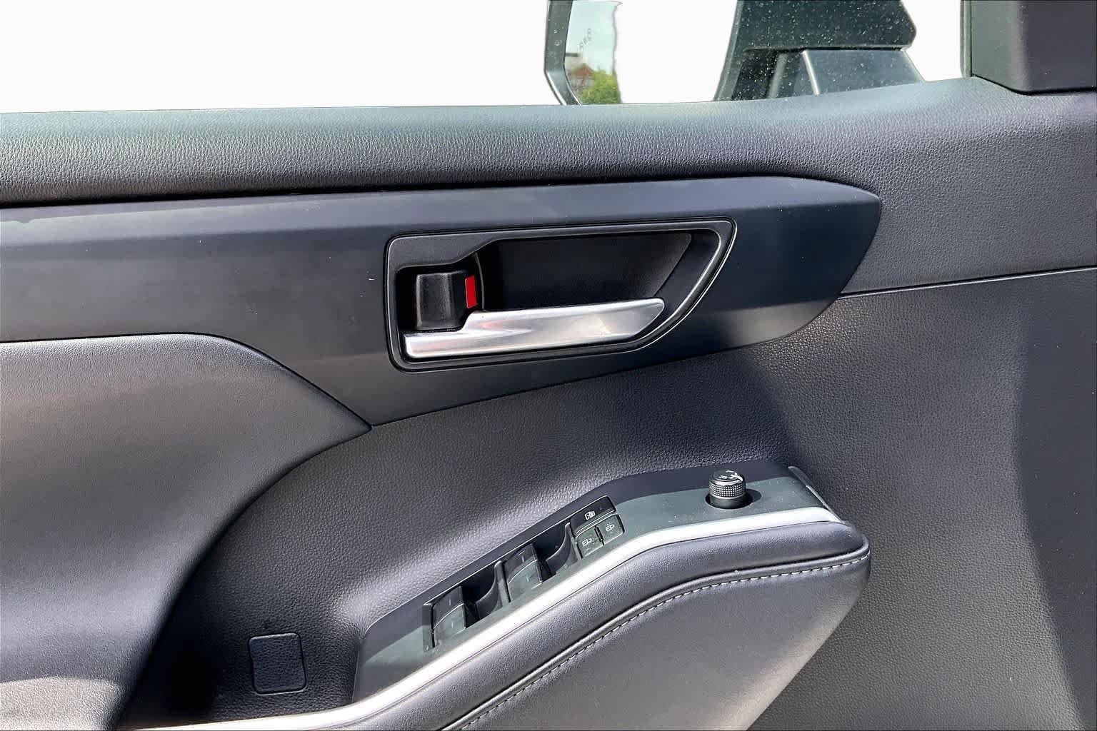 Used 2023 Toyota Highlander XLE FWD image 22