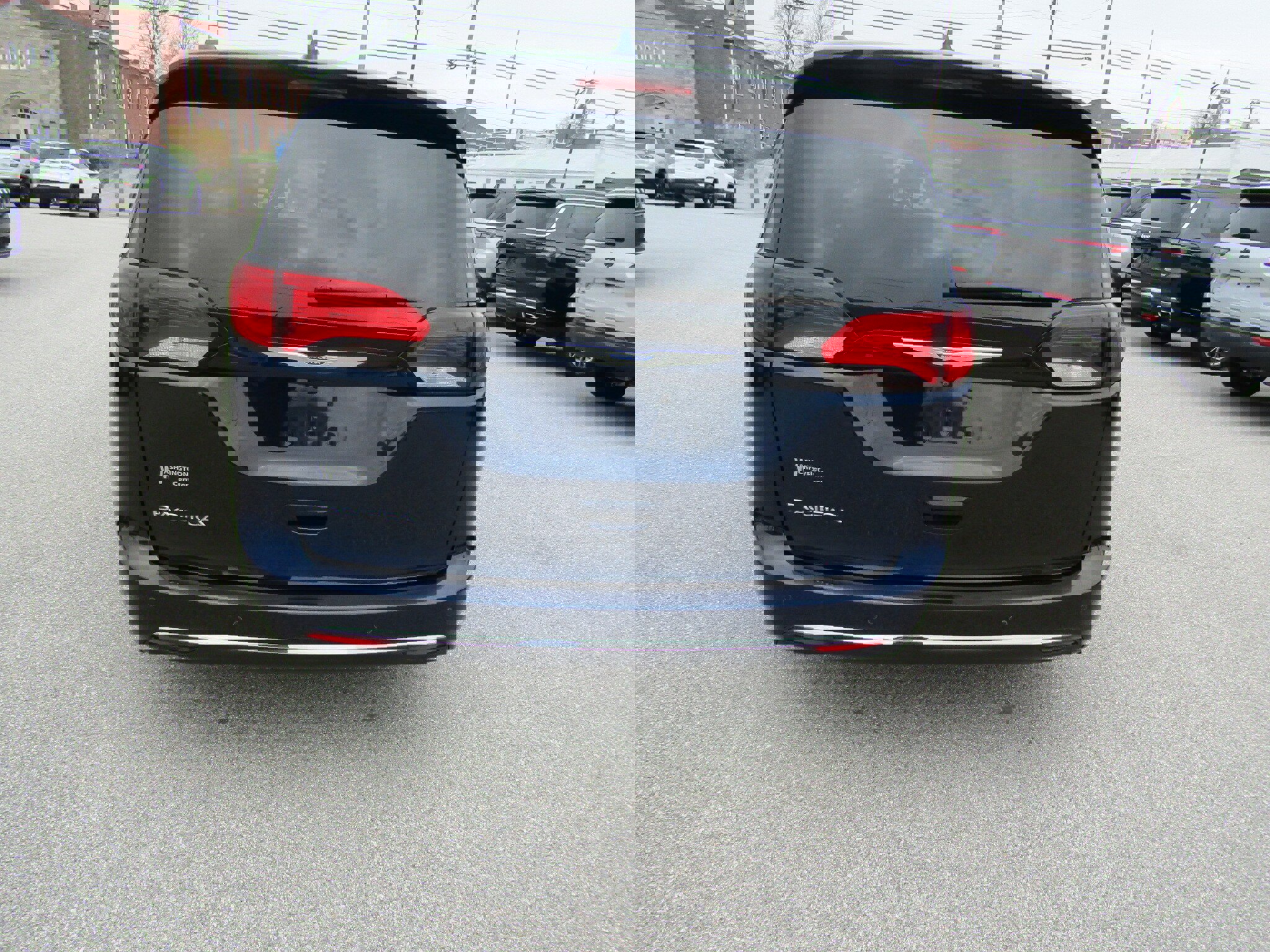 Used 2019 Chrysler Pacifica Touring-L Plus w/ Advanced Safetytec Group image 4