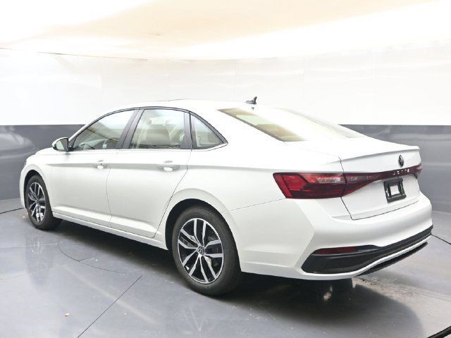 Used 2026 Volkswagen Jetta SE FWD image 3