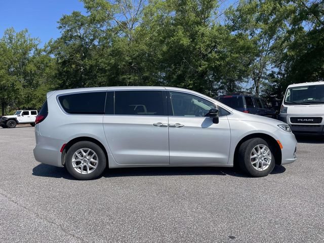 Used 2024 Chrysler Pacifica Touring-L FWD image 2
