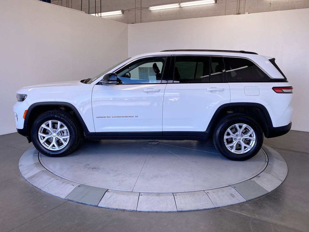 Used 2023 Jeep Grand Cherokee Limited RWD image 2