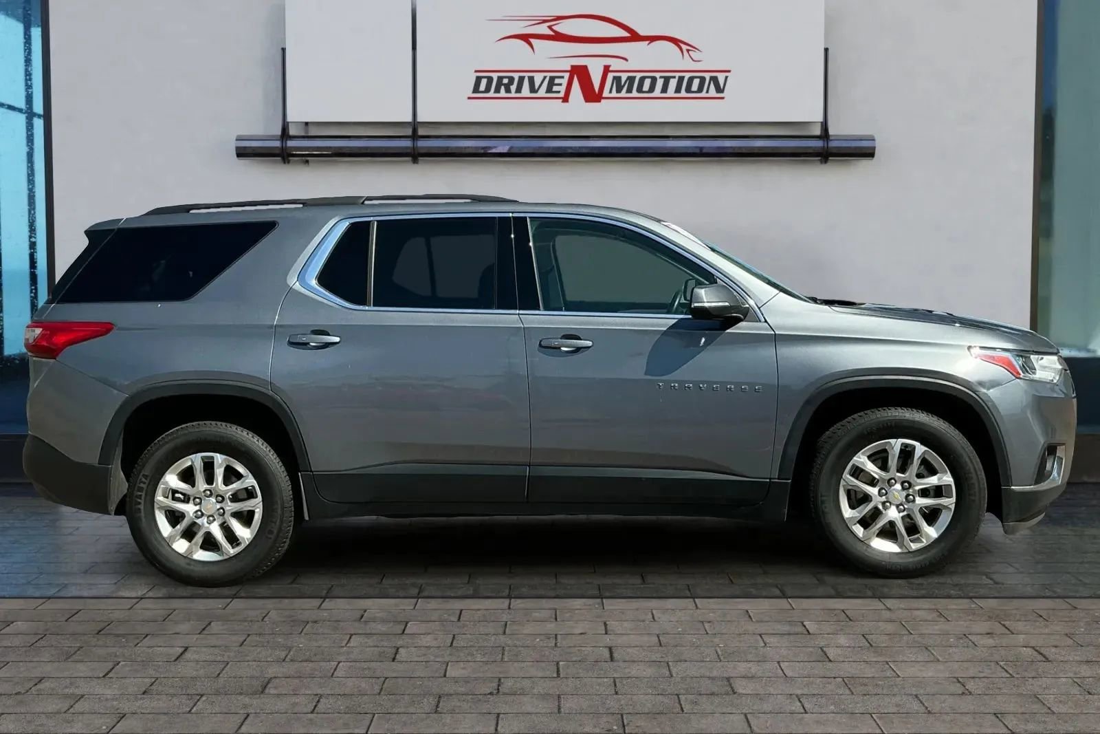 Used 2021 Chevrolet Traverse LT image 3