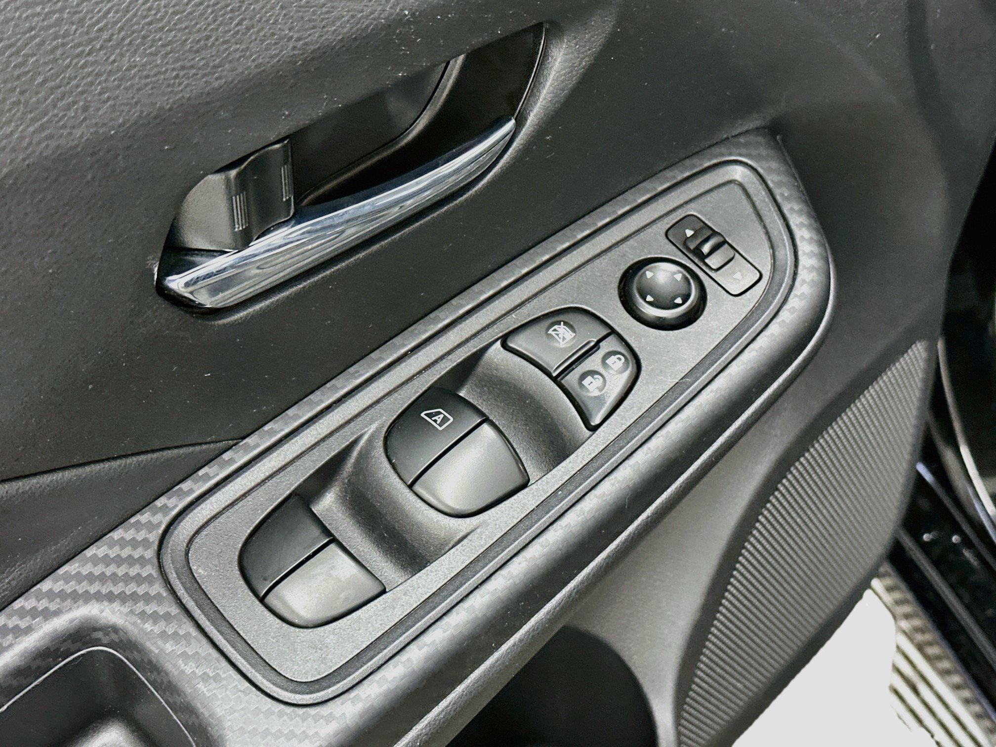 Used 2025 Nissan Versa SV FWD image 15