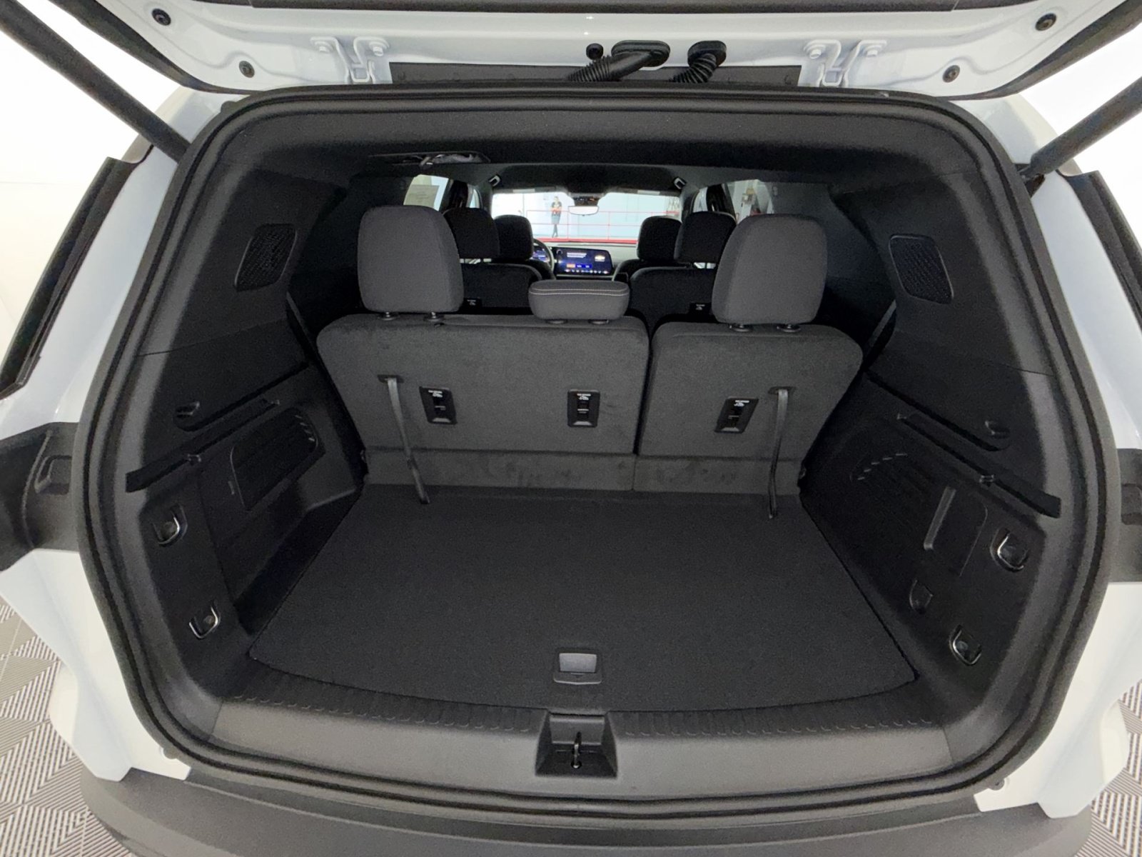 New 2027 Chevrolet Traverse LT w/ Driver Confidence Package FWD image 26