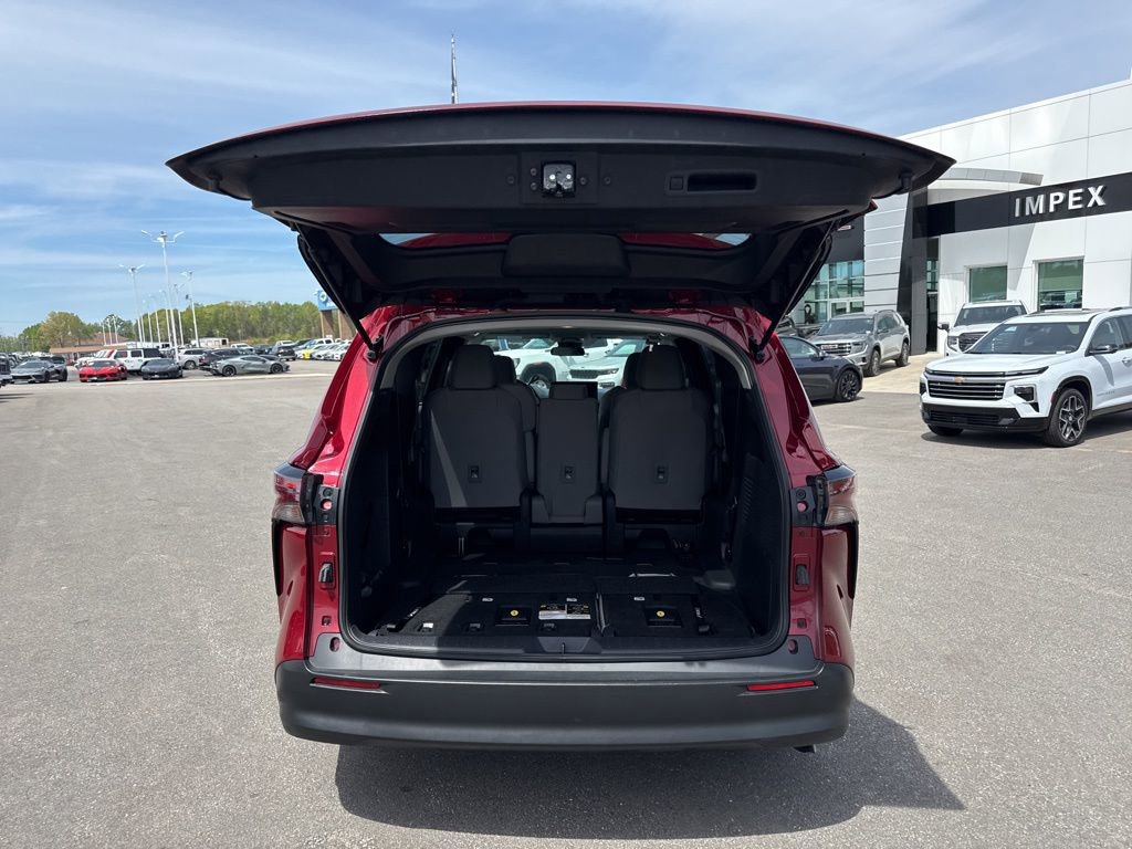 Used 2025 Toyota Sienna LE FWD image 29