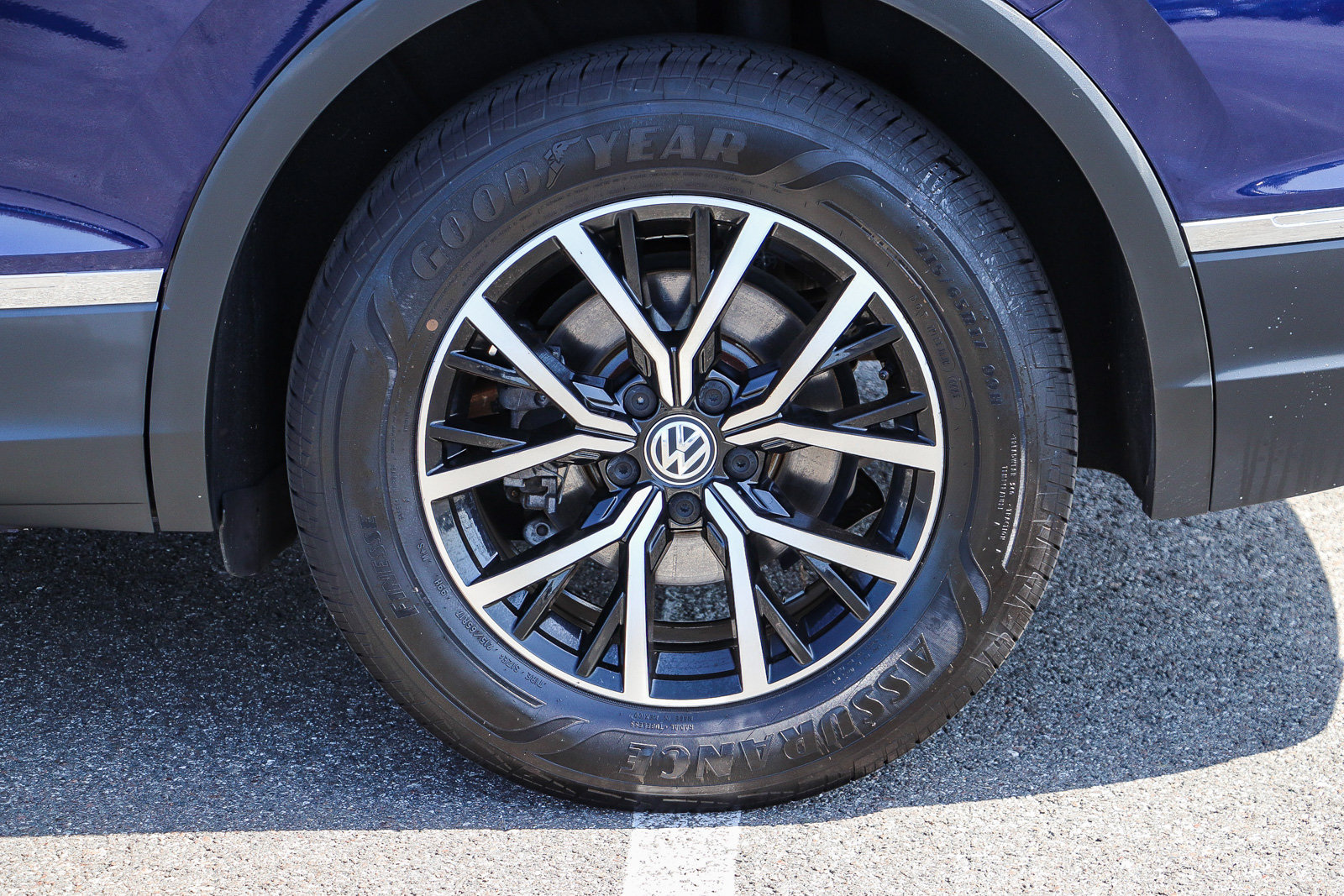 Used 2021 Volkswagen Tiguan SE w/ Panoramic Sunroof Package FWD image 12
