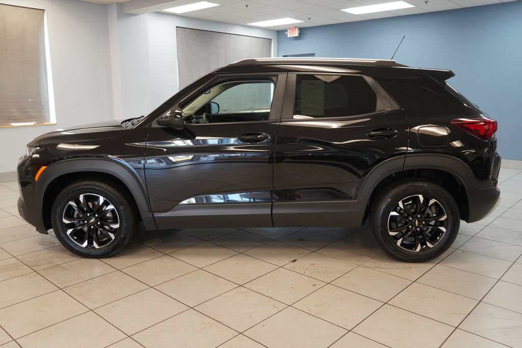 Used 2023 Chevrolet TrailBlazer LT w/ Convenience Package FWD image 2