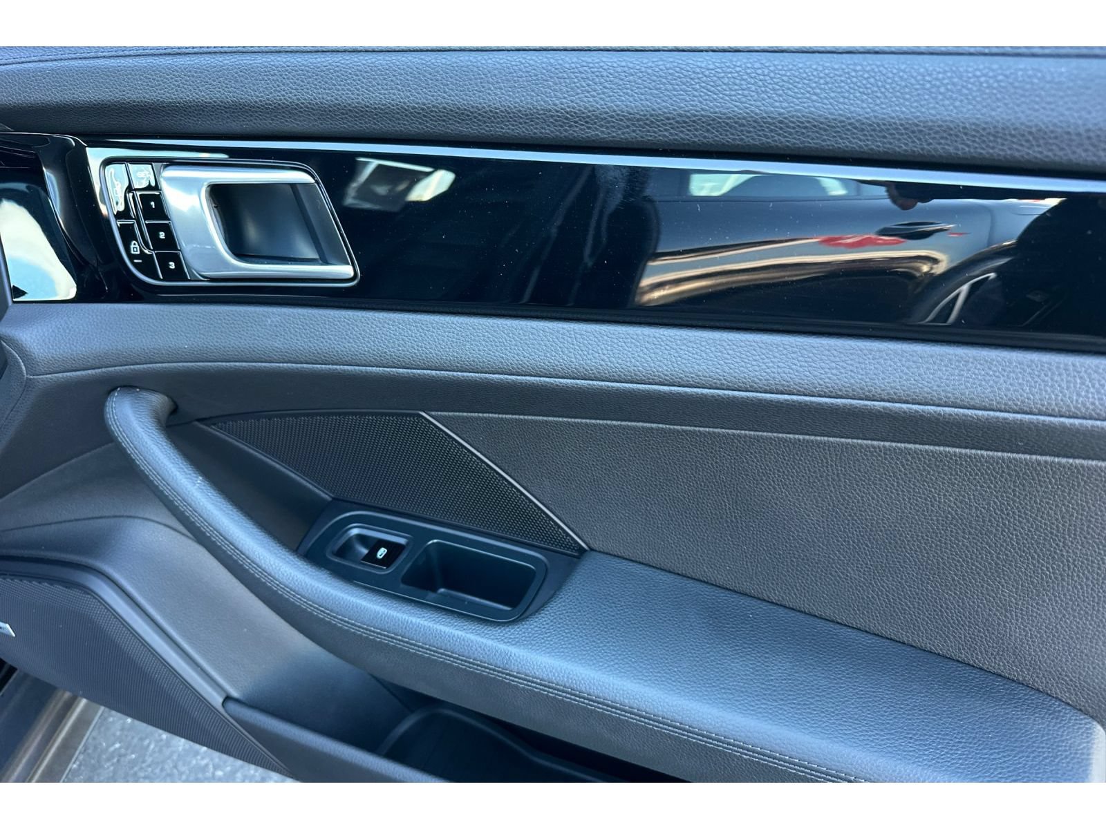 Used 2019 Porsche Panamera 4 AWD/4WD image 18