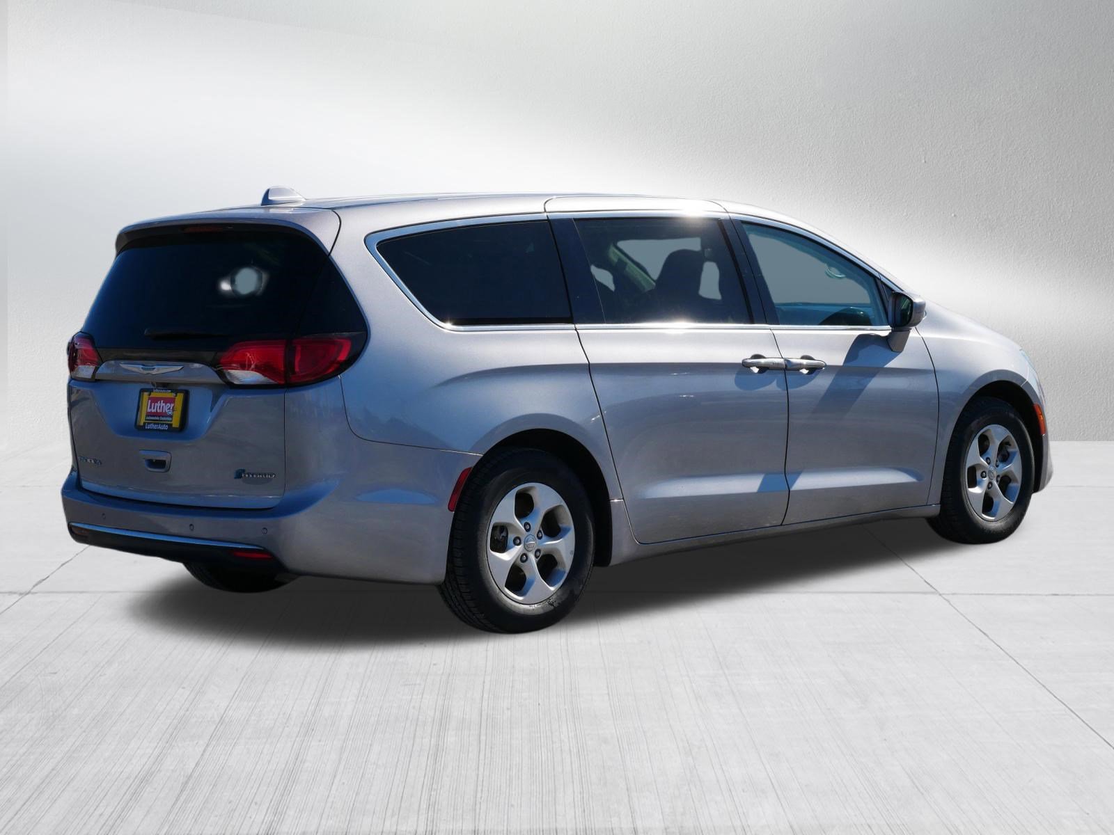 Used 2018 Chrysler Pacifica Touring Plus image 7