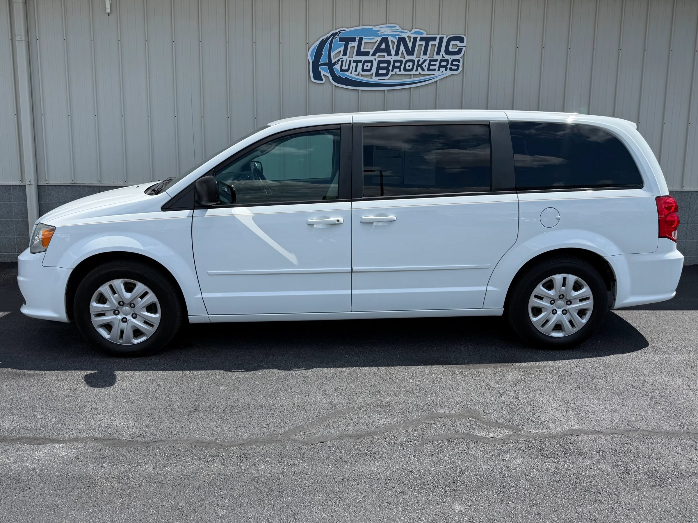 Used 2015 Dodge Grand Caravan SE w/ Quick Order Package 29E SE FWD image 2