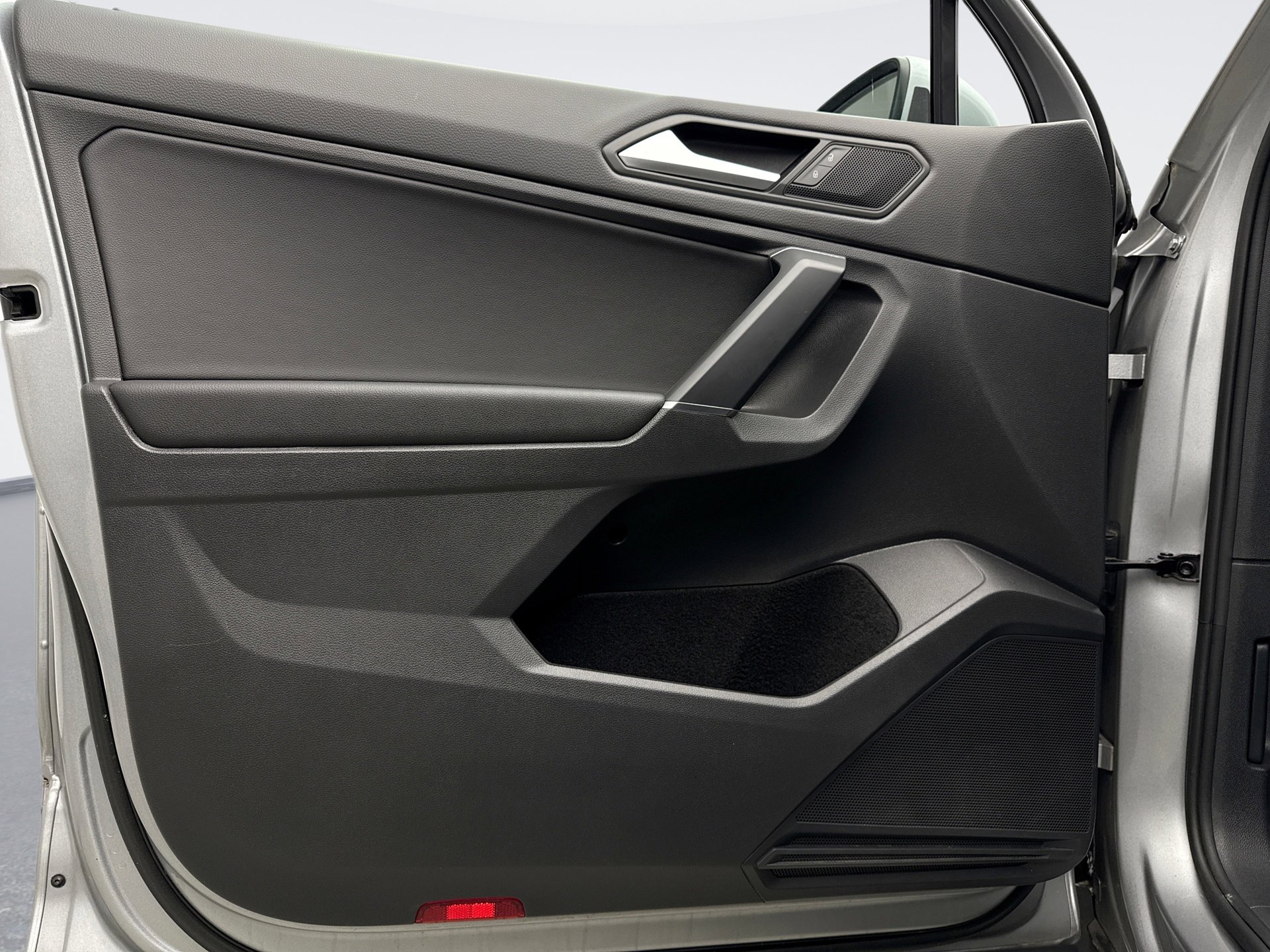 Used 2020 Volkswagen Tiguan SE w/ Panoramic Sunroof Package image 9