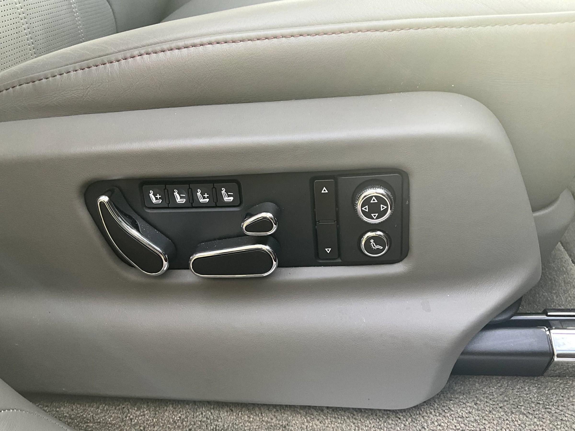 Used 2019 Bentley Bentayga AWD/4WD image 18