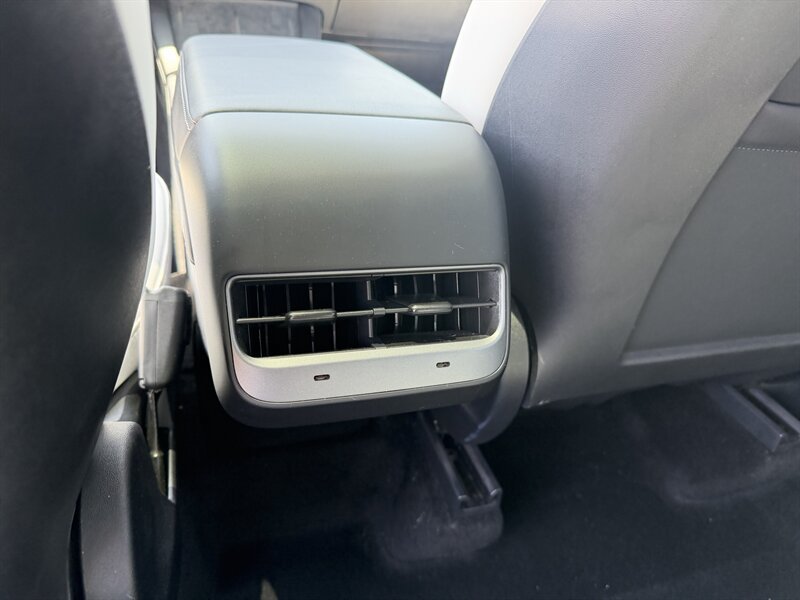 Used 2024 Tesla Model Y Long Range AWD/4WD image 24