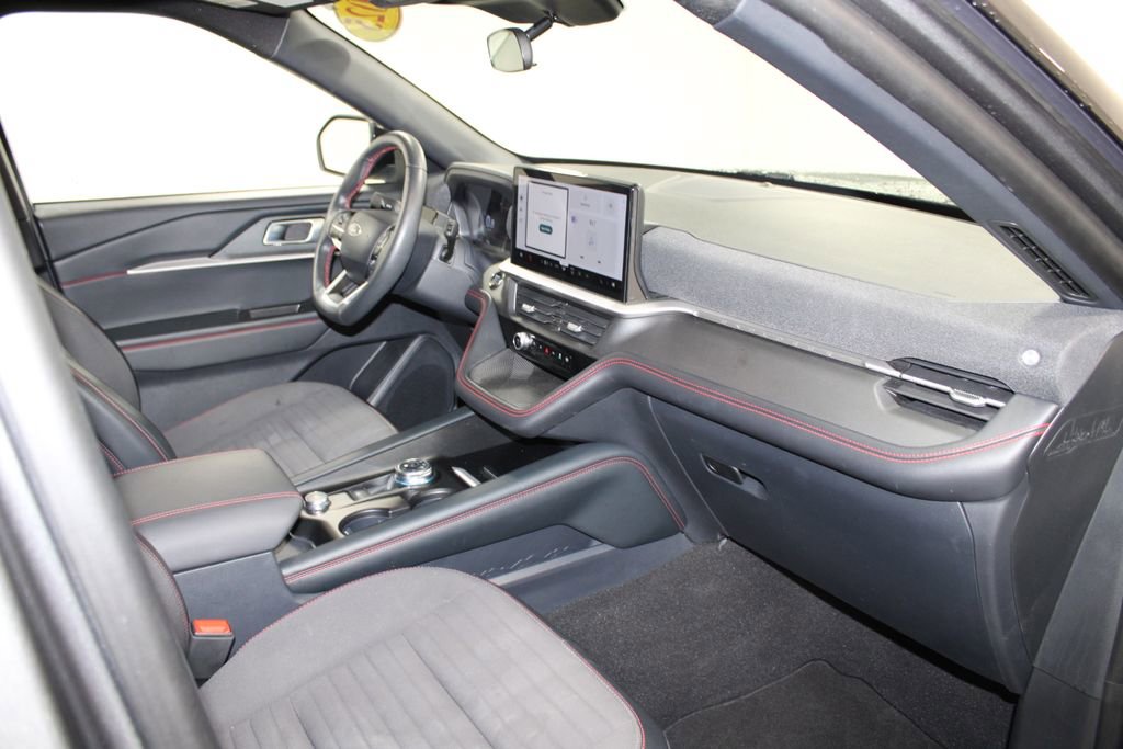 Used 2025 Ford Explorer ST-Line w/ ST-Line Street Pack image 32