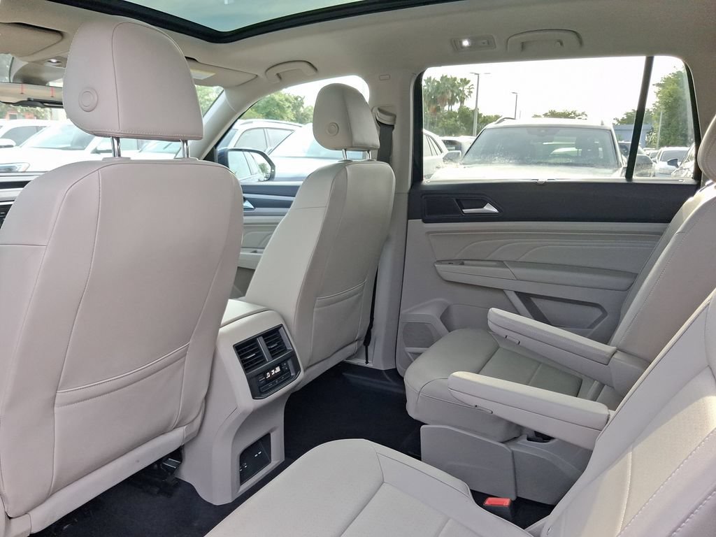 Certified 2022 Volkswagen Atlas SEL R-Line AWD/4WD image 7