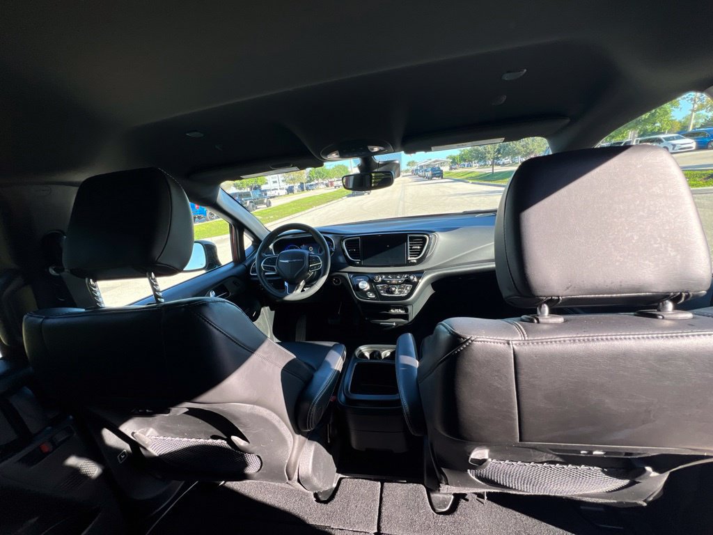 Certified 2025 Chrysler Pacifica Select FWD image 19