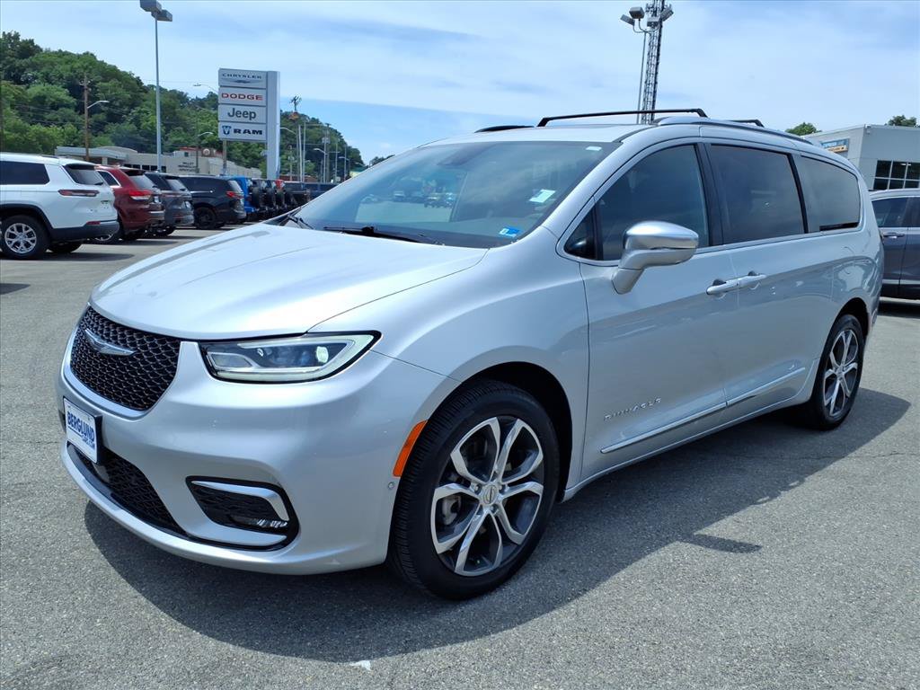 Used 2024 Chrysler Pacifica Pinnacle w/ Trailer Tow Group AWD/4WD image 8