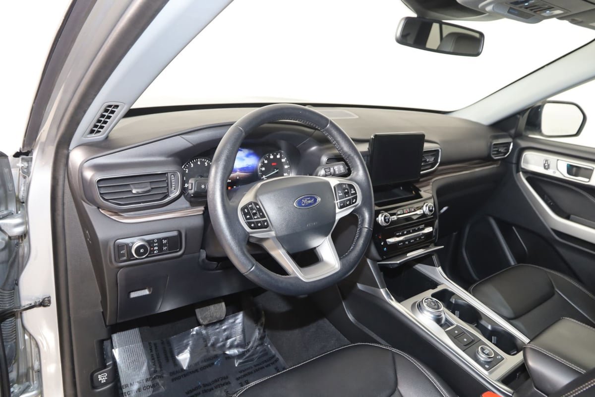 Used 2023 Ford Explorer Limited w/ Equipment Group 301A AWD/4WD image 29