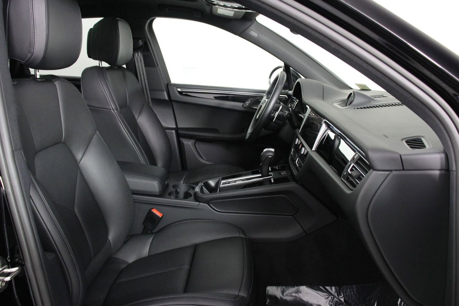 Certified 2025 Porsche Macan image 31