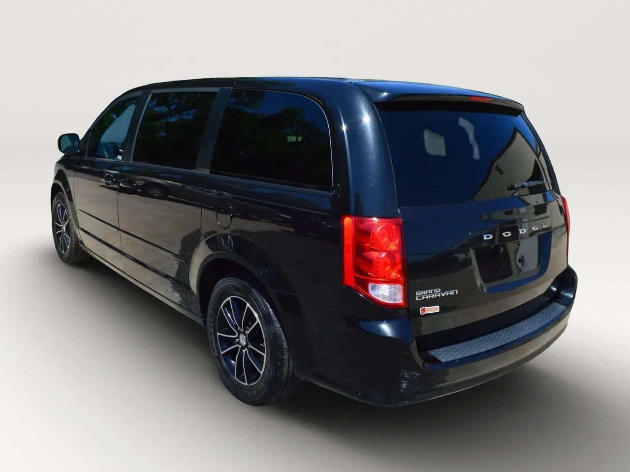 Used 2016 Dodge Grand Caravan SXT w/ UConnect Hands-Free Group FWD image 5
