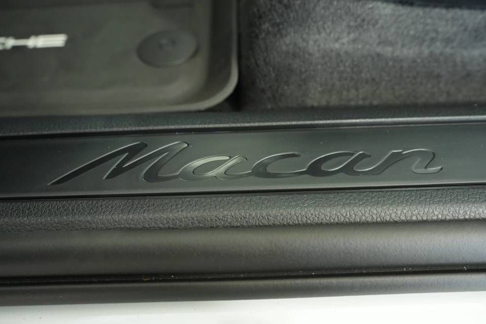 Certified 2025 Porsche Macan AWD/4WD image 32
