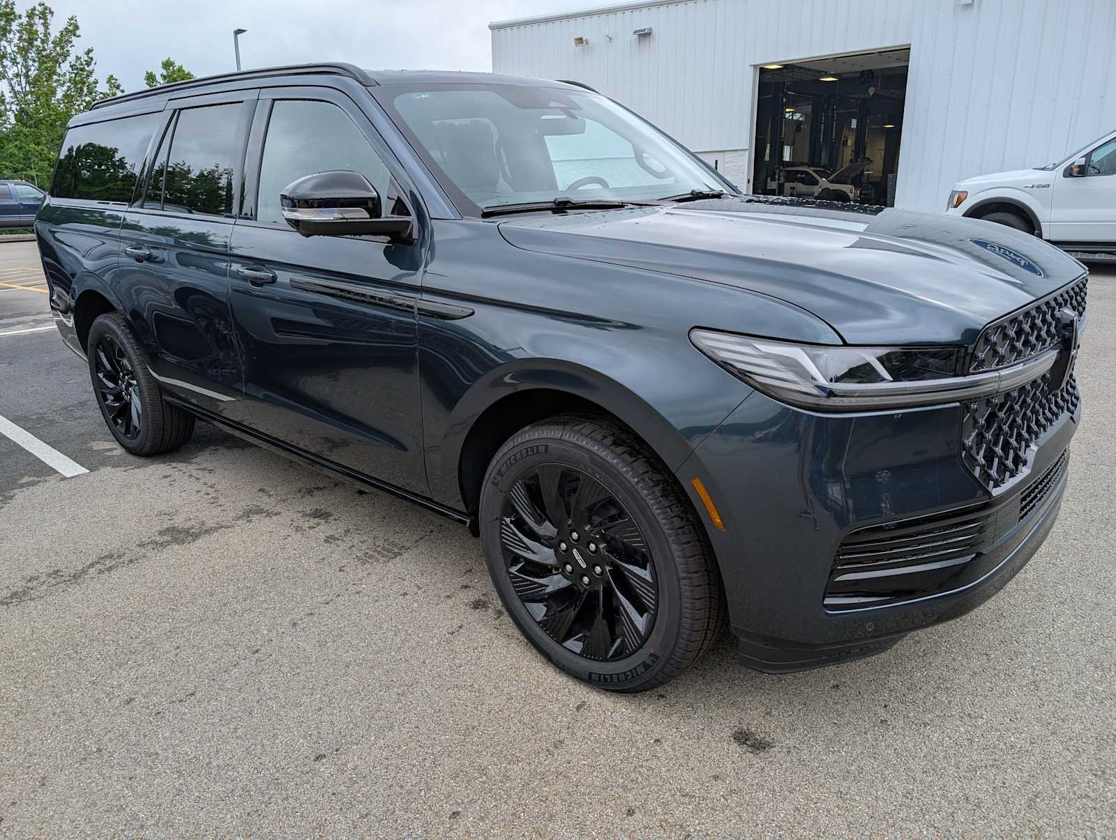 New 2026 Lincoln Navigator L Reserve w/ Jet Appearance Package AWD/4WD image 6