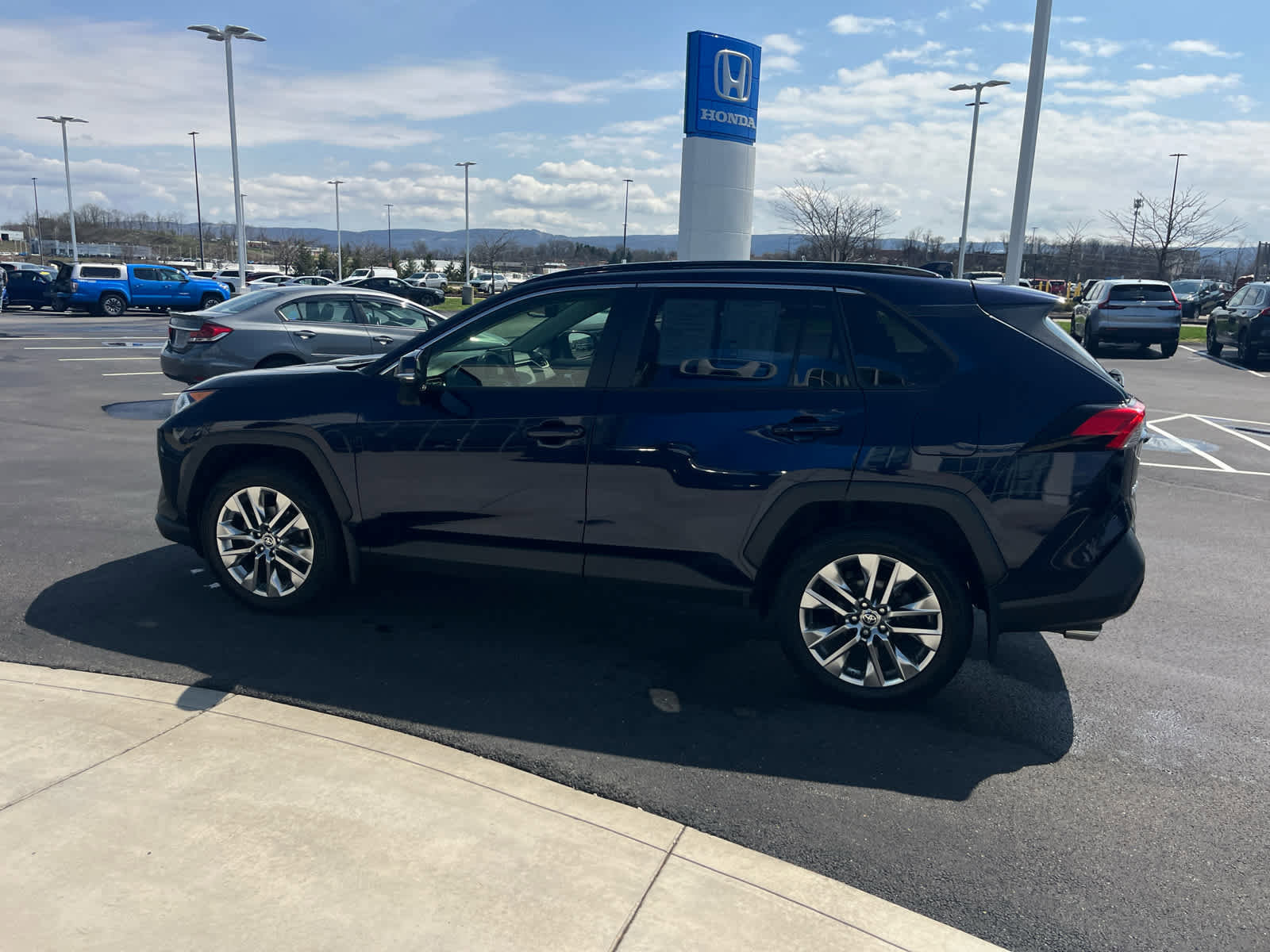 Used 2021 Toyota RAV4 XLE Premium image 10