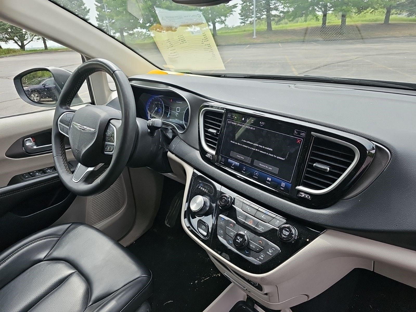 Used 2023 Chrysler Pacifica Touring-L FWD image 13