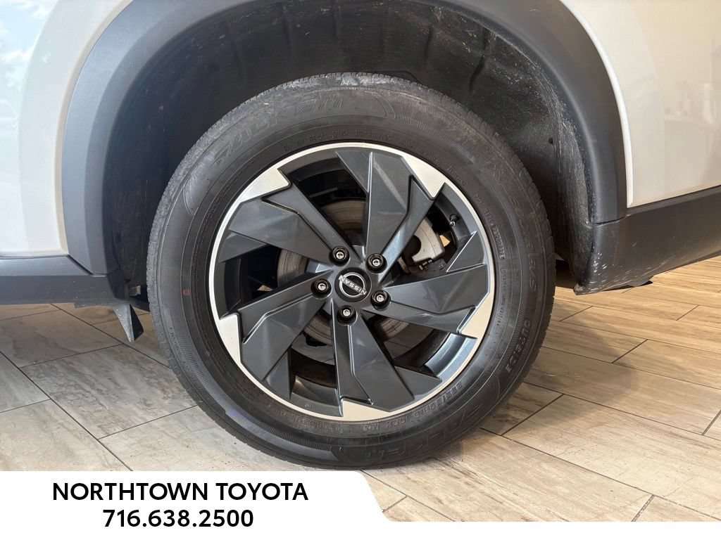Used 2025 Nissan Rogue SV FWD image 32