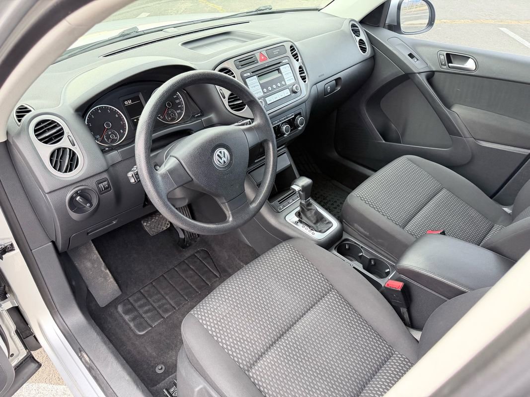 Used 2010 Volkswagen Tiguan S image 9