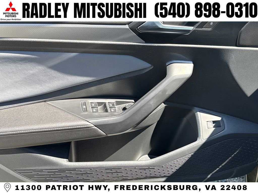 Used 2025 Volkswagen Jetta SE w/ Sunroof Package image 5