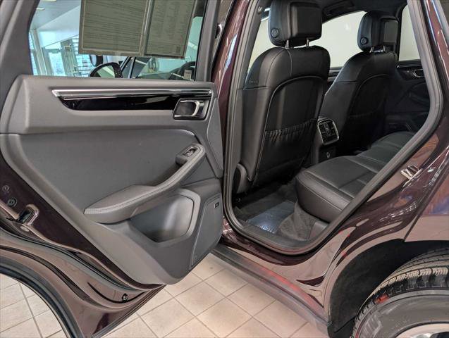 Used 2025 Porsche Macan AWD/4WD image 17