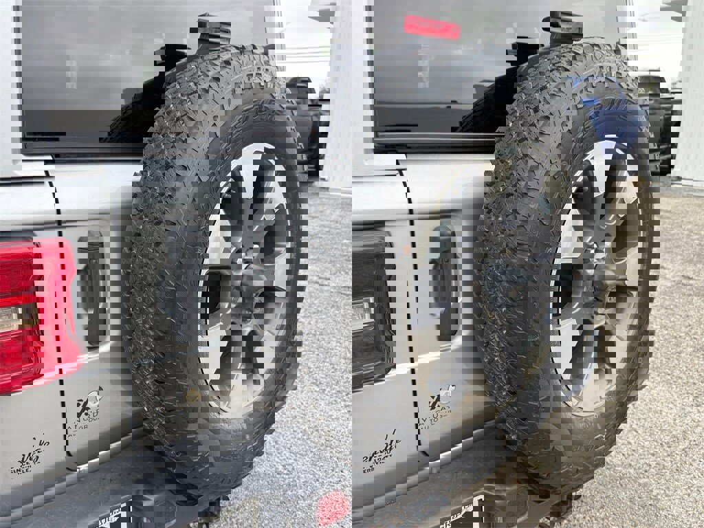 Used 2018 Jeep Wrangler Unlimited Sahara image 7