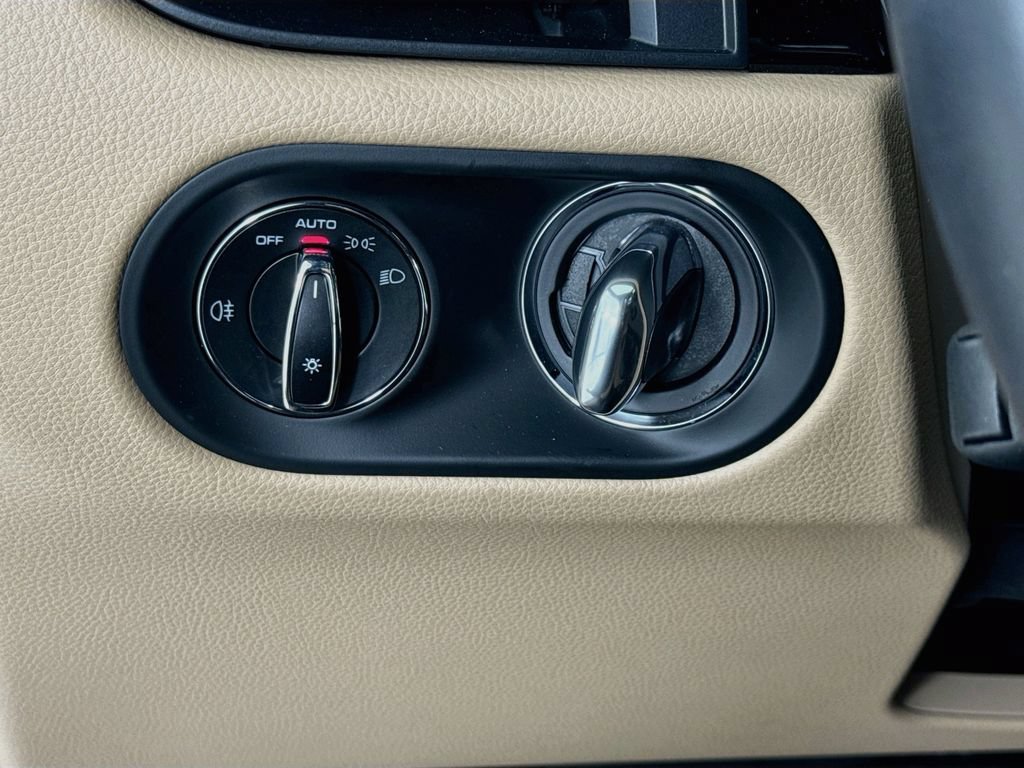Certified 2025 Porsche Macan AWD/4WD image 14