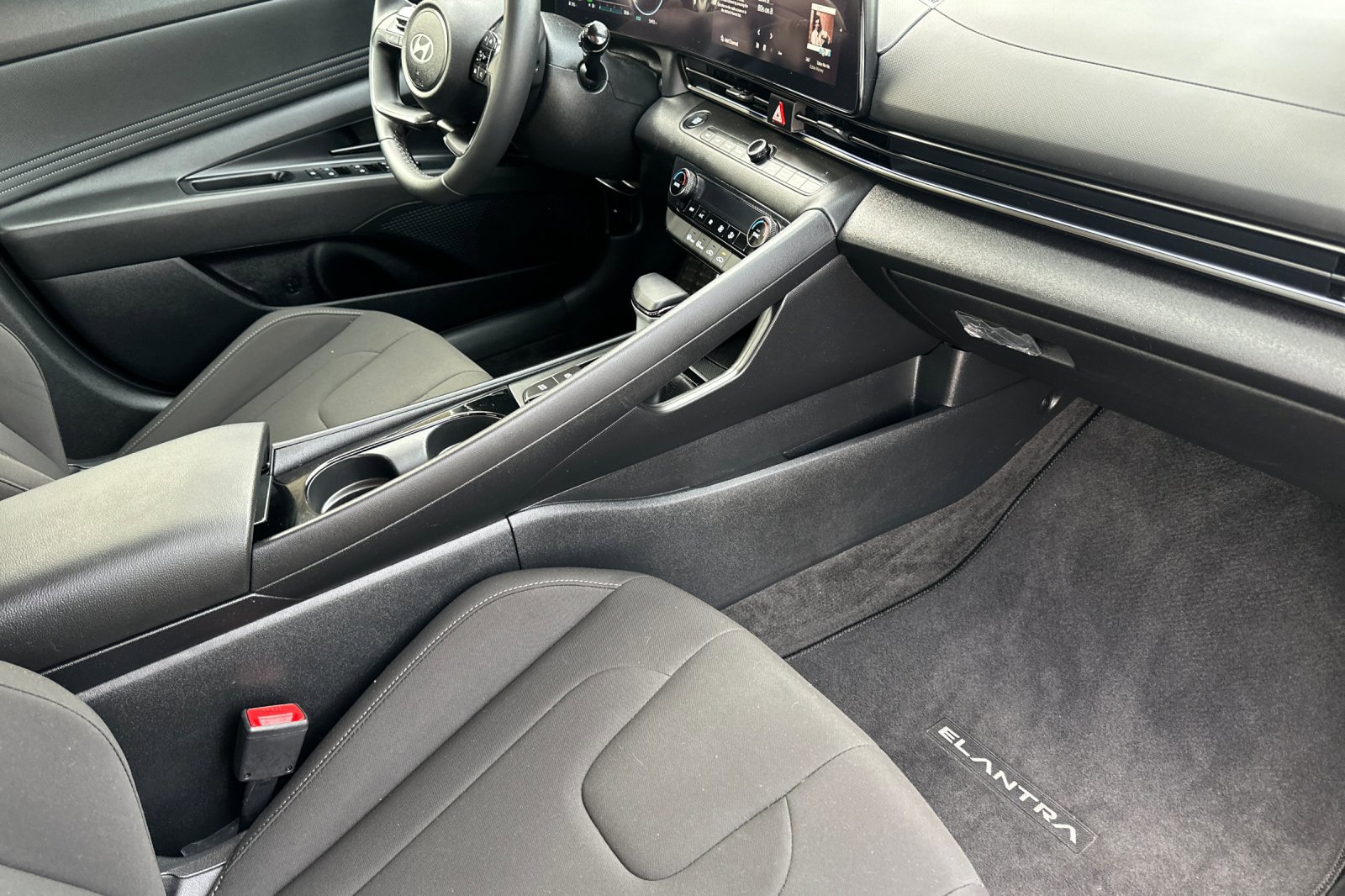 Certified 2025 Hyundai Elantra SEL w/ Cargo Package image 15