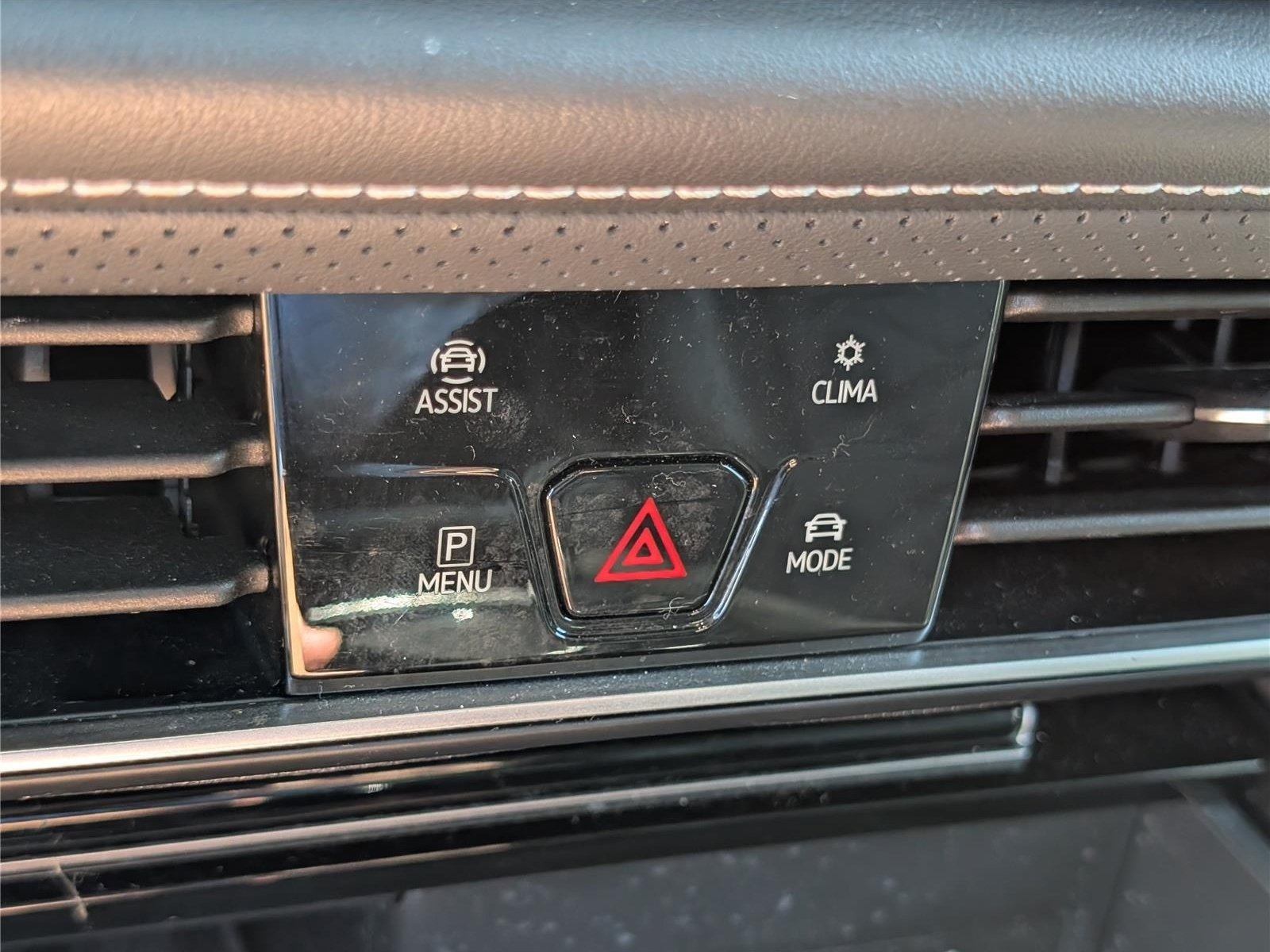 Used 2025 Volkswagen Atlas SE AWD/4WD image 27