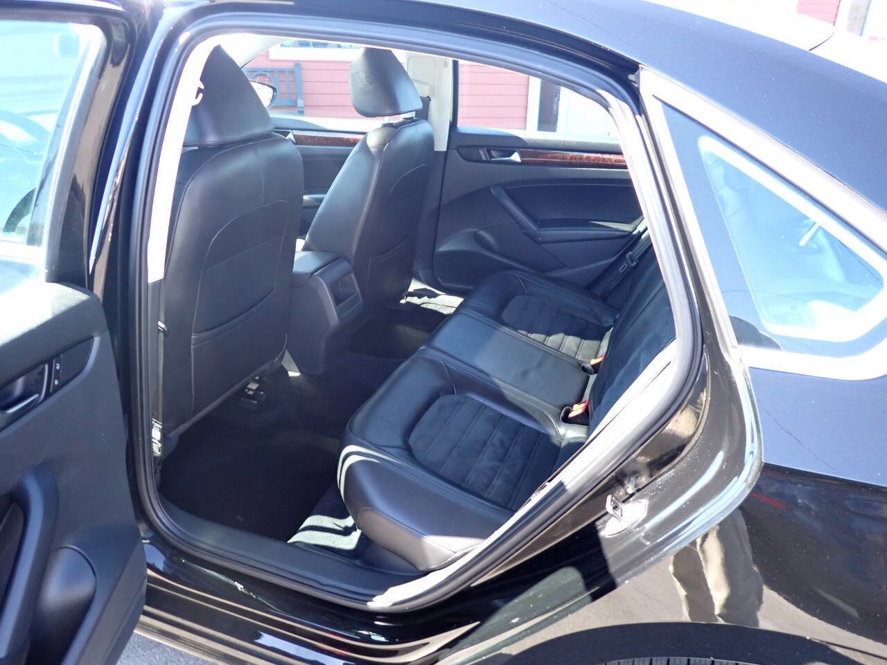 Used 2012 Volkswagen Passat 2.5 SEL FWD image 8